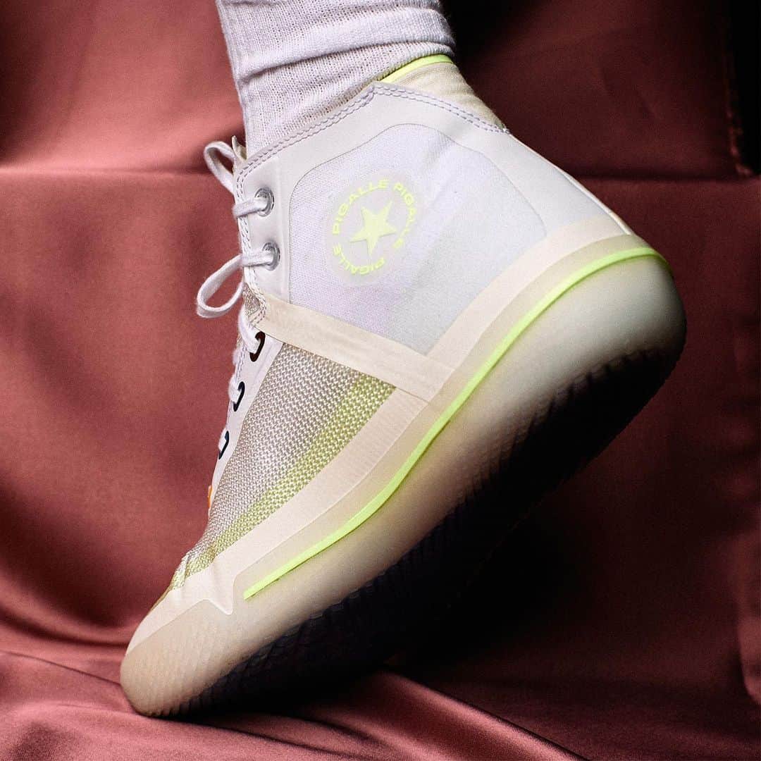 Sneaker Newsさんのインスタグラム写真 - (Sneaker NewsInstagram)「Pigalle Paris x Converse All-Star Pro BB collaboration revealed at the SS20 show with Converse Hoops athlete @kellyoubrejr. Features a white upper with color detailing inspired by Stephane Ashpool’s energetic chroma design approach. Drops in limited quantity in September.」6月24日 5時45分 - sneakernews