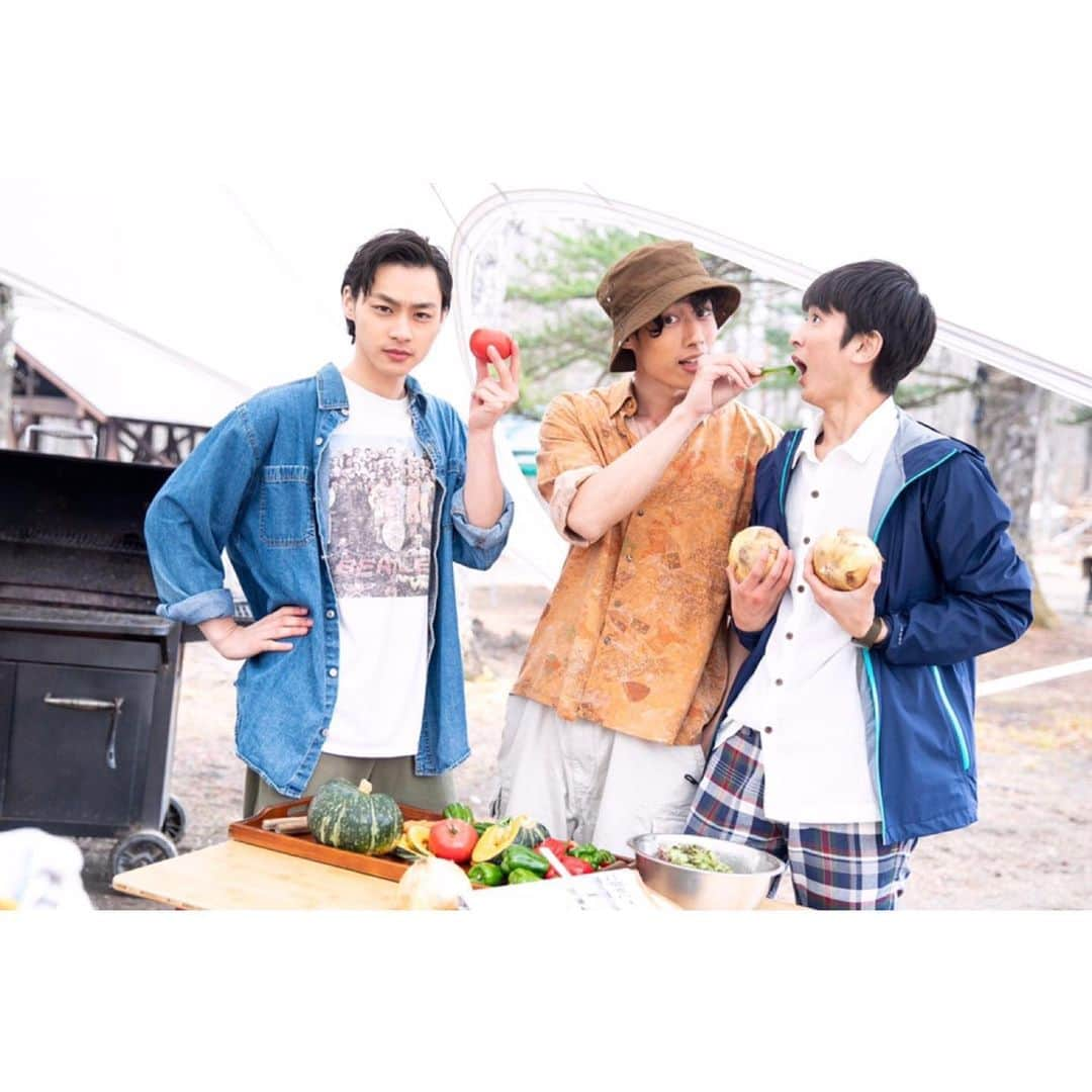 山口葵さんのインスタグラム写真 - (山口葵Instagram)「. お野菜ブラザーズの三男です🥦 . この日は雨も降ってて、とても冷える日でした🥶 そんな中での達也くんとれにゃさんのあのシーン。 まさに迫真の演技でした😳 まだの方はぜひチェックを💋 . . 「ドラ恋3」も残り半分を切ったと思うと寂しいですね💭 ラストまで更に更にヒートアップしていきますので、 どうか最後まで見守っていただけたら嬉しいです😌 . . #恋愛ドラマな恋がしたい3  #ドラ恋3 #最後の変顔 #左側のお兄さん #涙出るほど笑いました」6月24日 5時38分 - _yamaguchi_aoi_