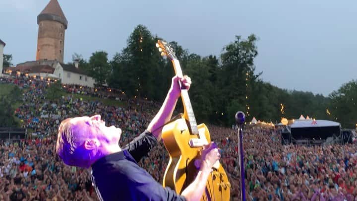 ブライアン・アダムスのインスタグラム：「Go Down Rockin’ live at Clam Castle, Austria 🤘🏻#bryanadamsshinealight #gibsones295」