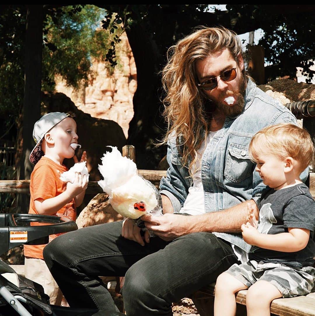 モデル、ブロック・オハーンのインスタグラム：「This is how Sundays should be spent! 🍭  I learned a very valuable lesson this day. The old Kids and Sugar lesson.  Everything was all fun and games until the sugar kicked in and I had two wild creatures on the loose happy as can be but with more energy than they knew what to do with.. Until the crash.. and they turned in to angry, rage filled, tears eyed nearly uncontrollable beasts from another planet. 😤😫😖🤨😡 Never have my arms felt heavier than from carrying these two boys as they laid passed out in my arms from a long day at Disneyland.. Wouldn’t trade it for the world 😏🕺🏽❤️」