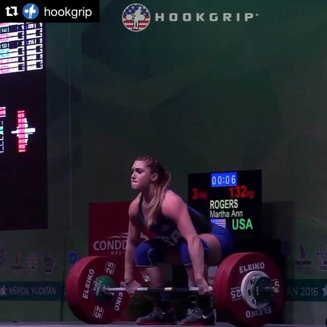 マッティ・ロジャーズのインスタグラム：「Alllllllright, judging by the reaction to the last one of these, you guys want more. So this breakdown is pretty much all about past the knees to the catch.  The first video (and the second in real time) is from University Worlds. 132kg/290lbs, 3rd attempt and I believe my best at the time(?). The biggest thing I want to point out with this one is that the bar barely comes back towards the body. There is no “sweep” or “scoop”. Past the knees, instead of coming back towards the hips & keeping the hips relatively stationary, the bar travels up and the hips come forward to meet the bar. Causing the bar to be pushed away at contact & let’s be real... you’re not redirecting the bar straight up with your arms at 132kg with that kind of motion, it’s just not happening. So that leads to me having to chase the bar & the hop forward, neither of which are ideal.  One way I think about it is trying to keep as little space as possible between my legs and the bar. Almost trace my legs up with the bar. Then I can focus on keeping my body positions in the correct place & following them with the bar. I can stay patient with my hips and my feet & get as much leg drive behind the bar as possible by making contact as close to the “power position” as I can. (in regards to shoulders over hips over feet rather than a reach with the hips). - - The 3rd video is the best example I could find from current times at near maximal weight (135kg/297lbs).(Comparing a 70% lift to a 99% lift would not be effective at showing this for me). Notice NO hop forward. The bar does a much better job of staying close to my body & there isn’t much of a chase and “loop” away. It is more of a JUMP rather than a “smack” at the hips. While not perfect, it is MUCH better than the previous video. This is something I still struggle with at heavier percentages or when I am unusually tired. Cues that help me remember: scoop, push down through legs, JUMP, patient, sweep, trace legs, “legs are ski slopes” (lol), keep hips in place, wait wait wait GO, aim UP (not back) with shoulders.  Also we’re just gonna ignore the atrocity that is the first jerk for now, okay? Okay. GOOD LUCK!」