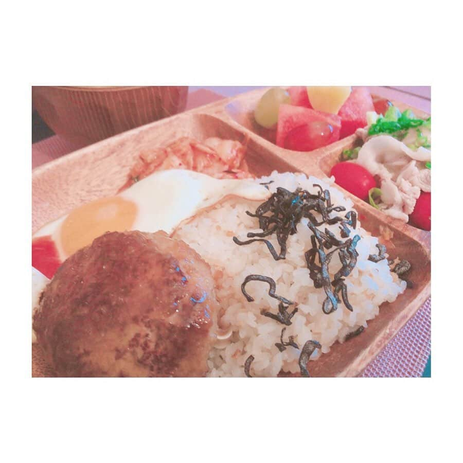 相田瑠菜さんのインスタグラム写真 - (相田瑠菜Instagram)「おはよ☀️おうちご飯✲*ﾟ ✩豆腐ハンバーグ ✩鮭の炊き込みご飯 ✩冷しゃぶのオニオンサラダ ✩フルーツ  #おうちご飯 #手料理 #手料理グラム #手料理日記 #ご飯 #ご飯記録 #お家ご飯 #ご飯記録  #お家 #お家ごはん #お家ご飯記録 #おうちごはん #おうちごはん通信 #おうちごはん部 #おうちご飯 #手料理 #手料理グラム #手料理記録 #料理 #料理好きな人と繋がりたい #料理記録 #料理好き #料理写真 #followme #follow4follow #like4like #cooking #yammy #myhome #delicious #goodmorning」6月24日 5時57分 - _aina_official