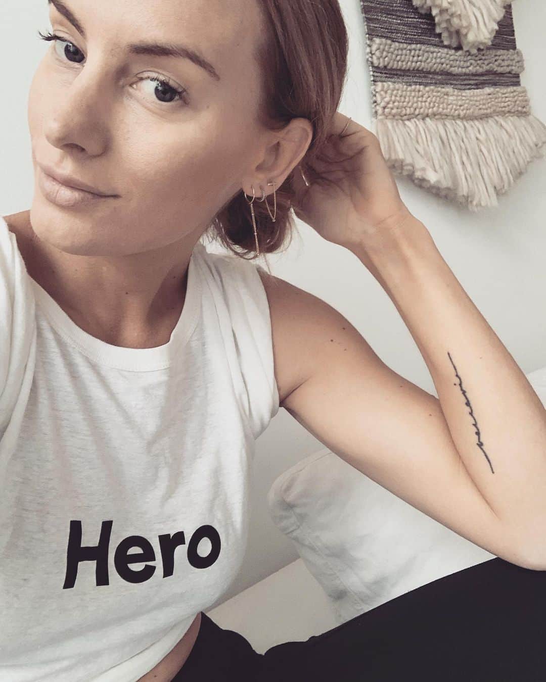 のインスタグラム：「1OO% OF PROCEEDS // BRANDS WHO STAND for something, are brands I admire.  I am proud to support #AugusteAgainstBullying ⠀ ⠀ The Heroes are the KIND ones, the ones who SPEAK UP when others can’t. Heroes are the ones who make people feel SAFE, SEEN and HEARD…..And with certain political leaders demonstrating bullying, vitriol and juvenile behaviours via their twitter accounts daily, heroes have never been more needed. ⠀ ⠀ These Limited Edition @AugusteTheLabel unisex ‘HERO’ tee’s are available now at www.augustethelabel.com - 1OO% of the proceeds will go directly to The Alannah & Madeline Foundation’s National Centre Against Bullying (NCAB) and The Cyber Smile Foundation – taking a stand against bullying, both online and off. ⠀ ⠀ Conscious kindness impacts people in ways we will never know about. ⠀ ⠀ Thankyou Auguste, NCAB and Cyber Smile for the work you are doing in support, promotion and distributing conscious kindness globally. – SWx⠀ ⠀ ——-⠀ ⠀ WHO YOU ARE SUPPORTING: ⠀ ⠀ ✔️The Cyber Smile Foundation @CyberSmileFoundation was founded in 2010 and is the world’s leading anti-cyberbullying nonprofit organization. Committed to tackling all forms of digital abuse, harassment and bullying online, they work to promote diversity and inclusion by building a safer, more positive digital community worldwide. ⠀ ⠀ ✔️The Alannah & Madeline Foundation’s National Centre Against Bullying (NCAB) @AlannahMadeline is a peak body working to advise and inform the Australian community on the issue of childhood bullying and the creation of safe schools and communities, including the issue of cyber bullying. ⠀」