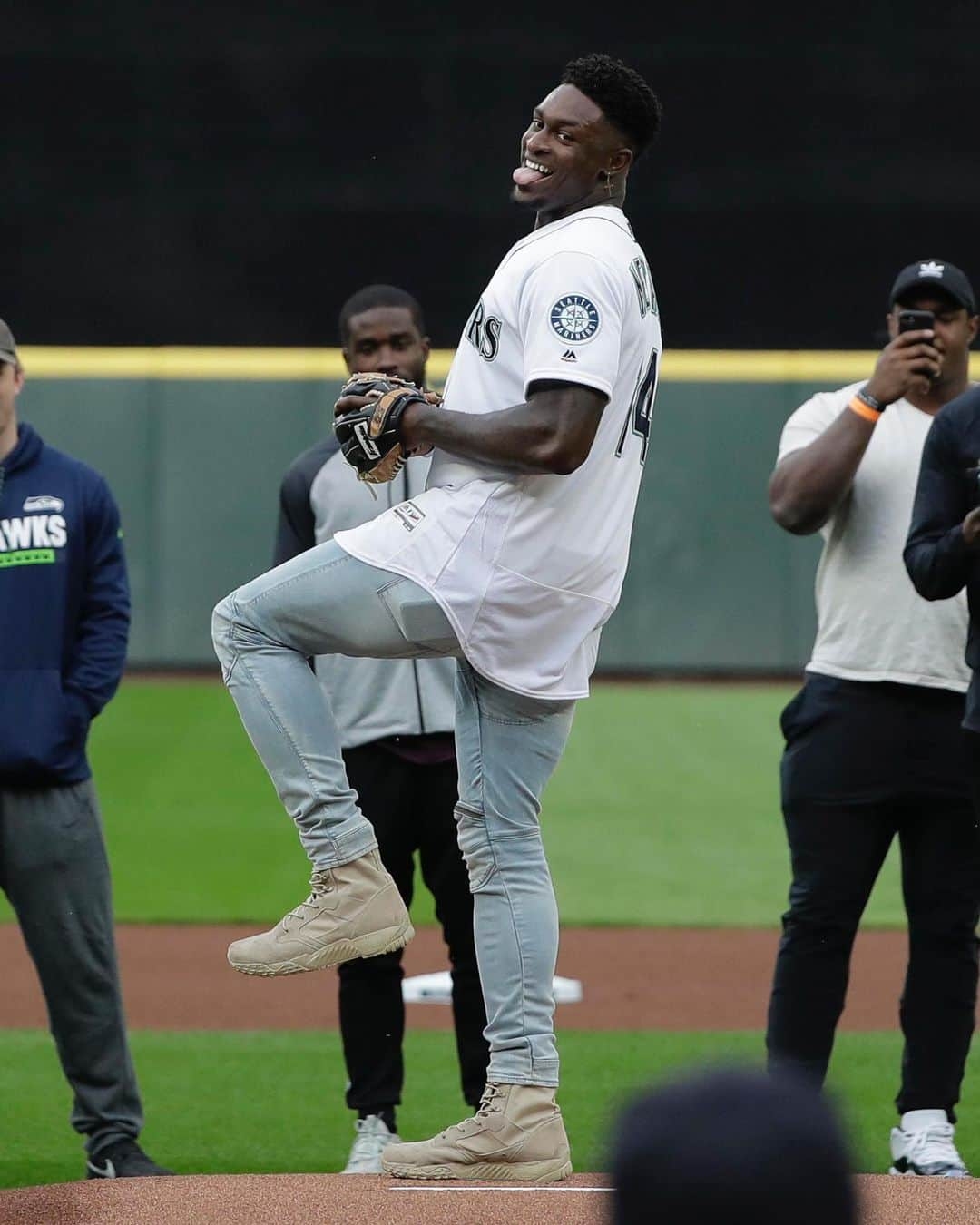 NFLさんのインスタグラム写真 - (NFLInstagram)「Rookie WR @dk_metcalf14 throwing out the first pitch in Seattle! 📷: Ted S. Warren/AP」6月24日 6時11分 - nfl