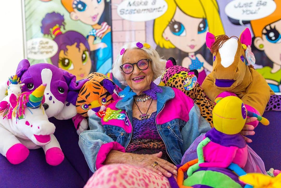 ファンキーグランマさんのインスタグラム写真 - (ファンキーグランマInstagram)「I GOT A TOUR OF THE @lisafrank HQ BY THE QUEEN HERSELF 🌈🦋 THANK YOU LISA FOR BEING A BRIGHT BEAUTIFUL RAINBOW IN THIS DARK WORLD ✨photo by @ryannhall」6月24日 6時11分 - baddiewinkle