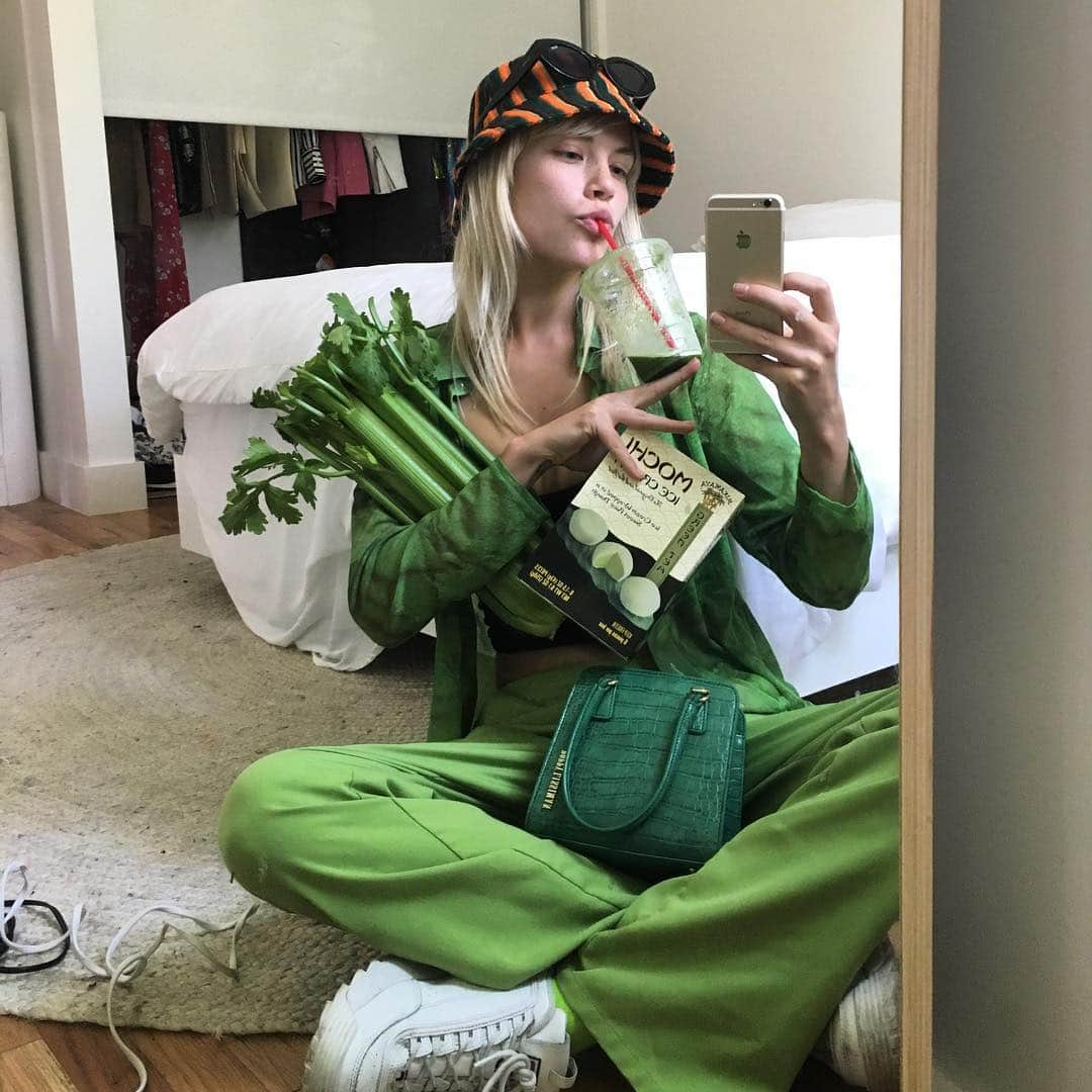 Ashley Smithさんのインスタグラム写真 - (Ashley SmithInstagram)「Hope you’re having a good Sunday Eat your greens, drink water, and treat yourself with kindness and mochi ice cream. 🥦🥬🥒🍵」6月24日 6時12分 - therealashsmith