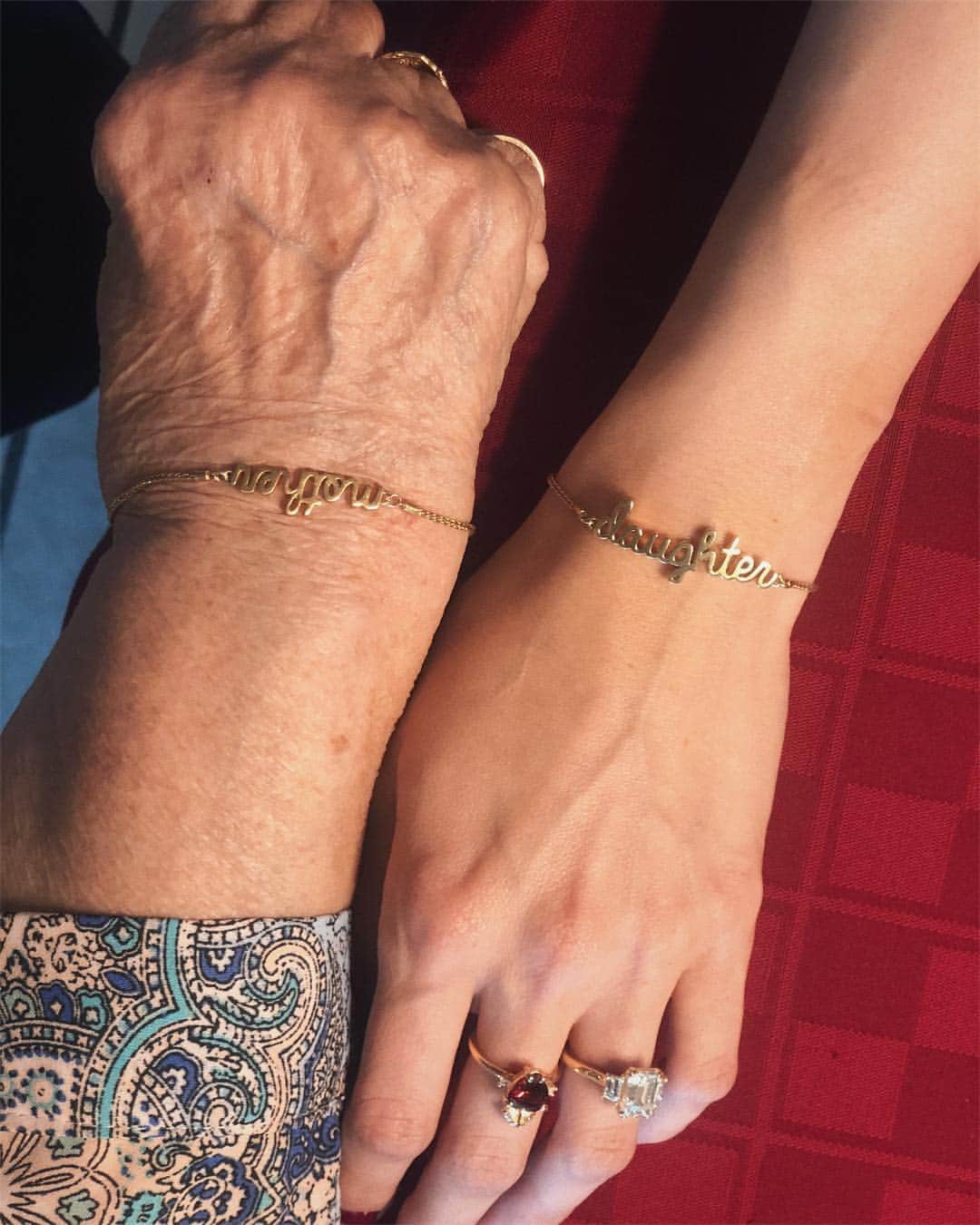 デビー・ライアンのインスタグラム：「my mom got bracelets for me and my grandma 🌹」