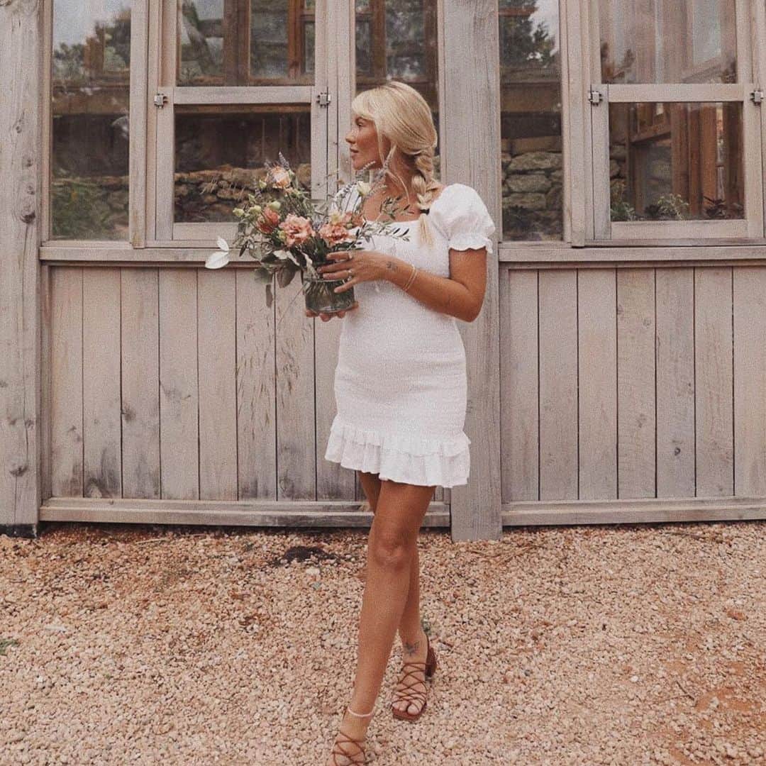 ブルーライフのインスタグラム：「the cette mini dress by @faithfullthebrand 🌿 @emelinaah」
