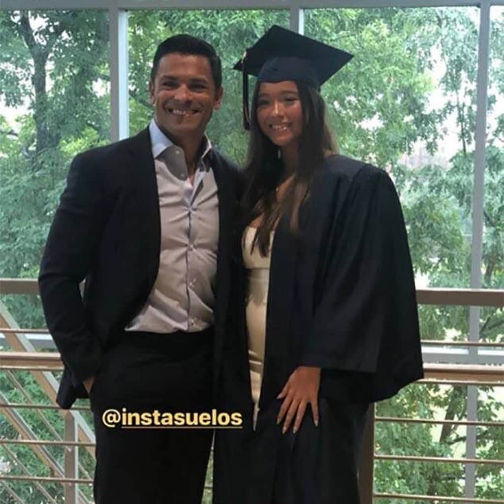 E! Onlineさんのインスタグラム写真 - (E! OnlineInstagram)「Congrats to all the 2019 grads! 🎓 You ROCK. (📷: Instagram)」6月24日 6時44分 - enews