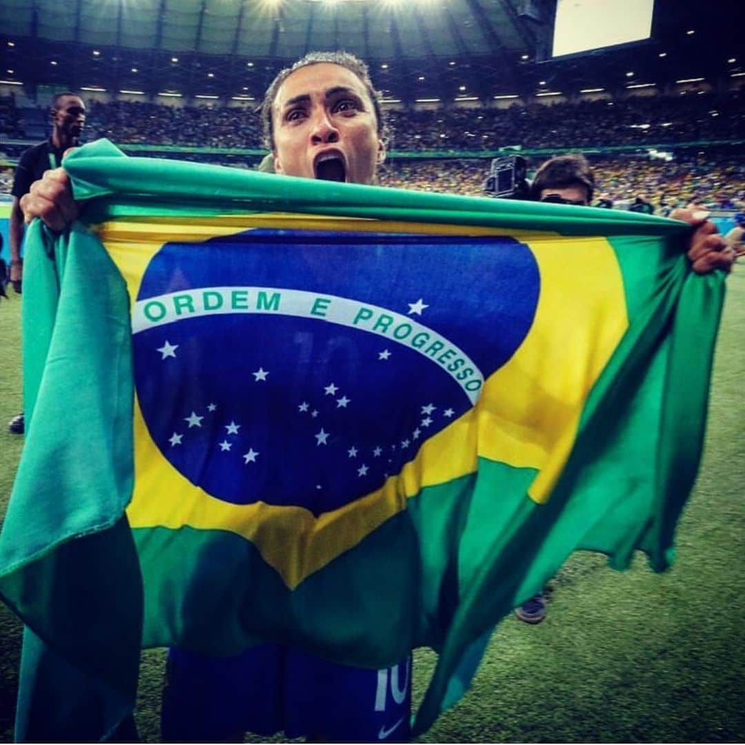 Claudia Leitteのインスタグラム：「Começamos juntas e terminamos juntas! 💪🏼 Foi lindo ver todo esse brilho! Sofrido, porém incrível! Depois dessa Copa, o futebol feminino passou a ter outro valor e muitas mulheres brasileiras se sentiram confiantes, inspiradas! Obrigada, meninas! Que venham os próximos jogos! @selecaofemininadefutebol 🙏🏻👏🏼🇧🇷」