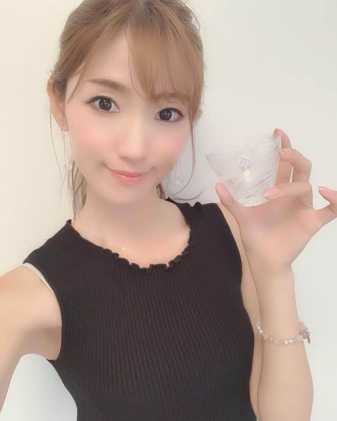 美波千夏さんのインスタグラム写真 - (美波千夏Instagram)「先日実家に帰った時に少し遅い父の日のプレゼントを渡しました🎁💖お酒が好きなお父さんにグラスとお酒を！ 仕事でなかなか見に行けず、グラスはオンラインギフトショップの @tanp_gift で購入！すぐに届きました😊私は直接渡したかったから自宅配送にしたけど、遠くてなかなか会いに行けない人は実家に直接送るのもいいですね💖こんなにかわいく届きます🥺💖(写真3枚目) . 小さい頃、食器棚を整理するという謎のお手伝いを自主的にやっていた時に、お父さんが大切にしていたグラスを割ってしまったことがあるんです。 正直にごめんなさいと言ったらお父さんは『手伝ってくれてたんだから仕方ないよ😊ありがとう😊ちゃんと謝れて偉いね！』って褒めてくれて😭怒られると思ったのに😭今でも思い出すと泣けてくる😭 あの時怒られるのではなく、ああやって褒めてもらえて、私には効果絶大でした！この経験があるから、素直に謝る大切さを身につけられたと思うんだな。 お父さんありがとう🥺❤️ . #tanp #たんぷ #最短即日発送 #豊富なラッピング #オンラインギフトショップ」6月24日 6時50分 - chinatsu_minami