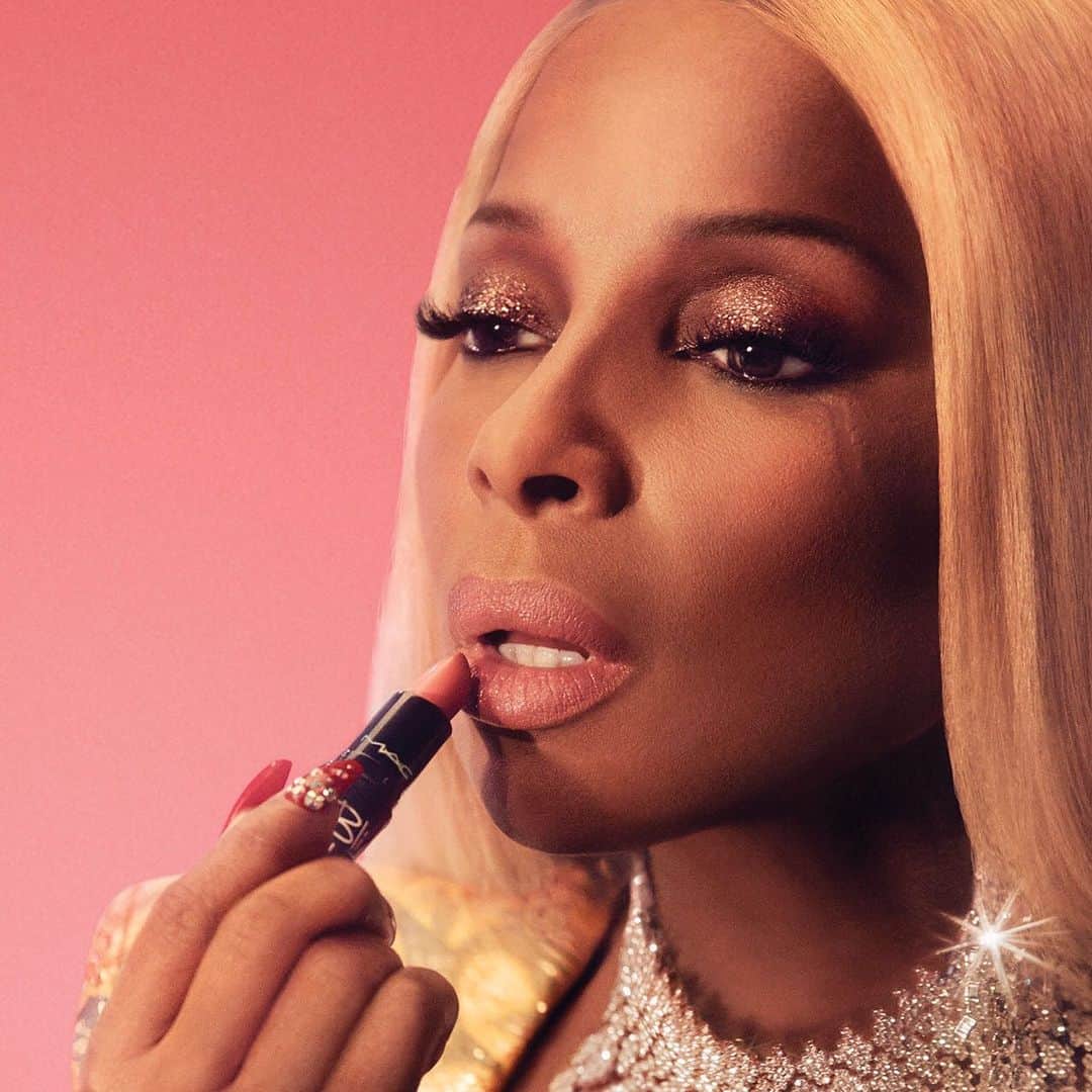 メイクアップアートコスメティックスさんのインスタグラム写真 - (メイクアップアートコスメティックスInstagram)「Mary J. Blige releases the next big hit. All-new, argan oil-infused Love Me Lipstick launches with a special-deco, limited, signed edition of the Queen of Hip-Hop Soul’s favourite shade! Available online in the US and Canada.  @therealmaryjblige #MACLovesMJB」6月24日 7時02分 - maccosmetics