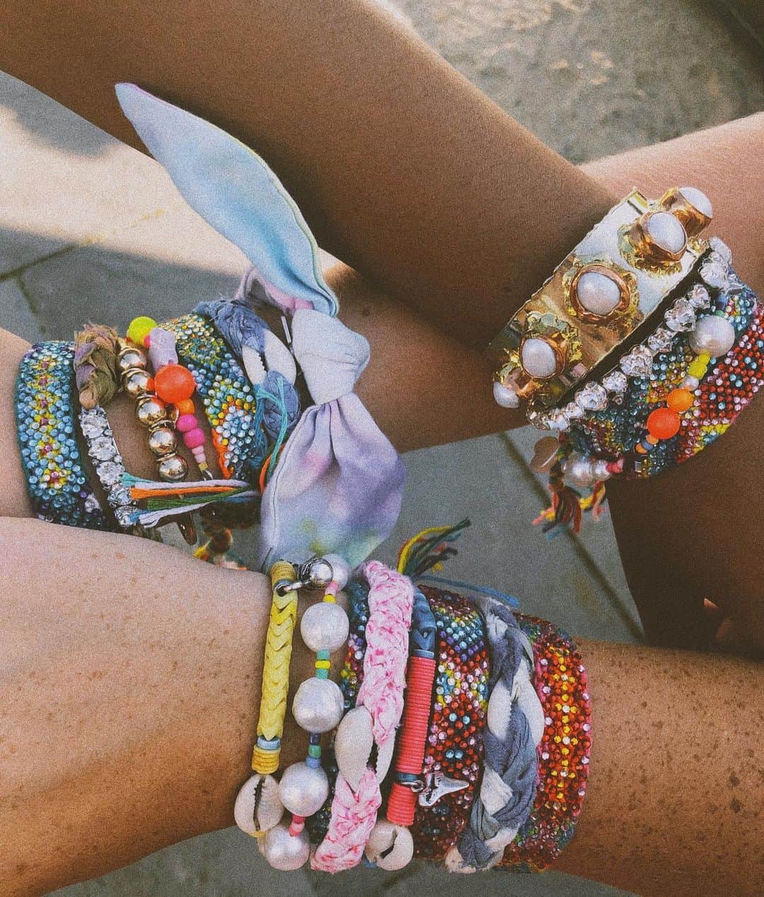 ダニジョーのインスタグラム：「REAL FRIENDS ALWAYS SHOW THEIR TRUE COLORS 🌈 how do you stack up? Tag your #bff 👯 #dannijogirls」