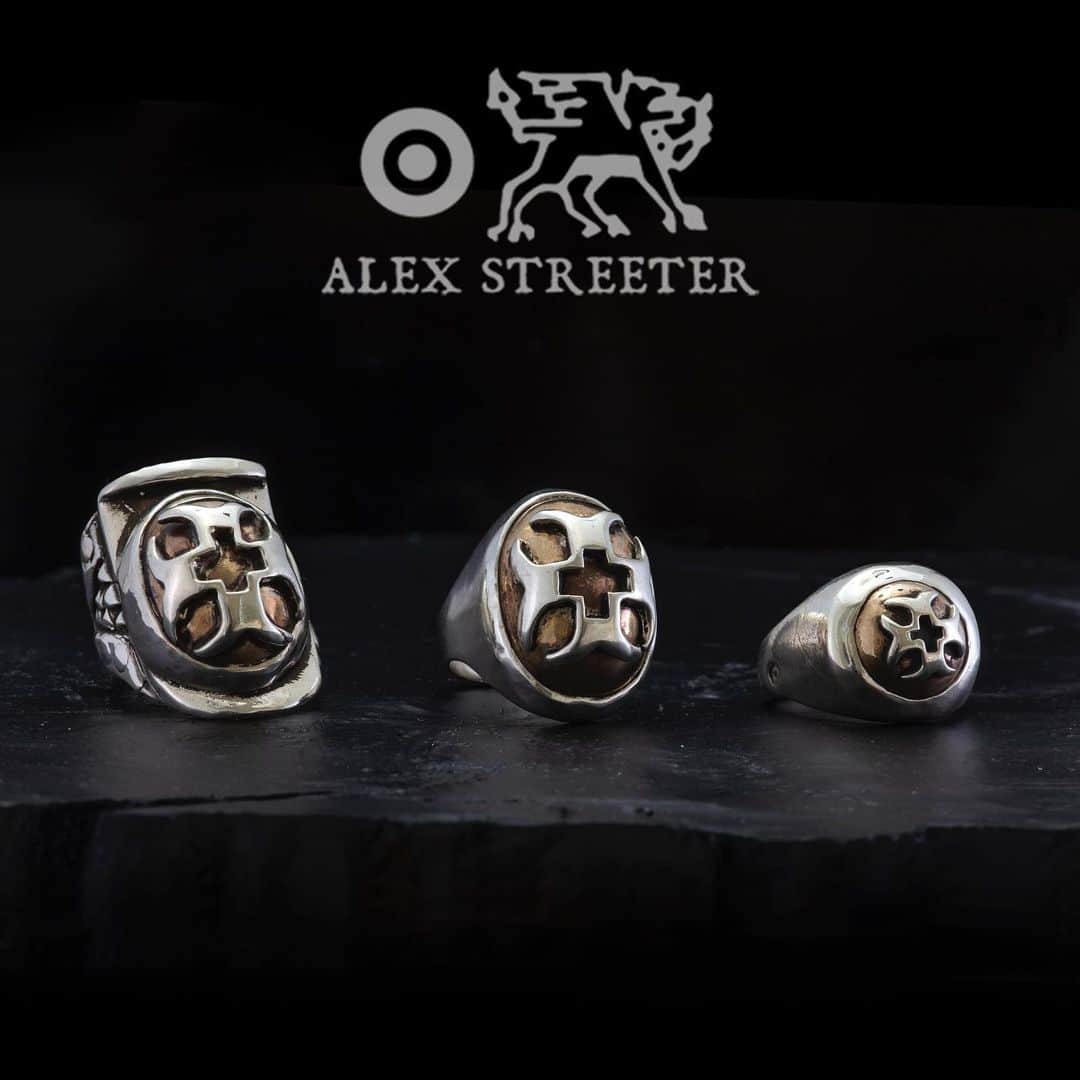 のインスタグラム：「This series of rings is emblazoned with Alex's version of the “Cross Patteé”, the royal emblem of the Knights Templar. In this decorative rendition a small cross can be found inside the greater emblem, a cross-within-a-cross.  Through the centuries the Knights Templar were influenced by many outside religions; eastern philosophies such as Sufism, Islam and even the ancient form of Christianity known as Gnosticism.  After the crusades, the Knights Templar were persecuted and tortured, considered to be heretics practicing so-called “Black Magick”... Available in the Medieval Section at AlexStreeter.com  Shop link in Bio」