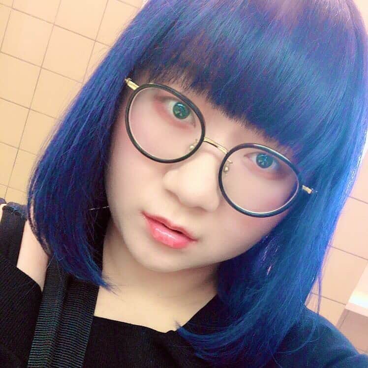 白珠イチゴのインスタグラム：「青髪。  #メンヘラ #メンヘラ女子  #サブカル #サブカル女子  #サブカルクソ女  #眼鏡 #丸眼鏡 #丸顔  #35歳 #若作りババア  #若作り  #若作り必死  #女芸人 #青髪 #ネイビーブルー」