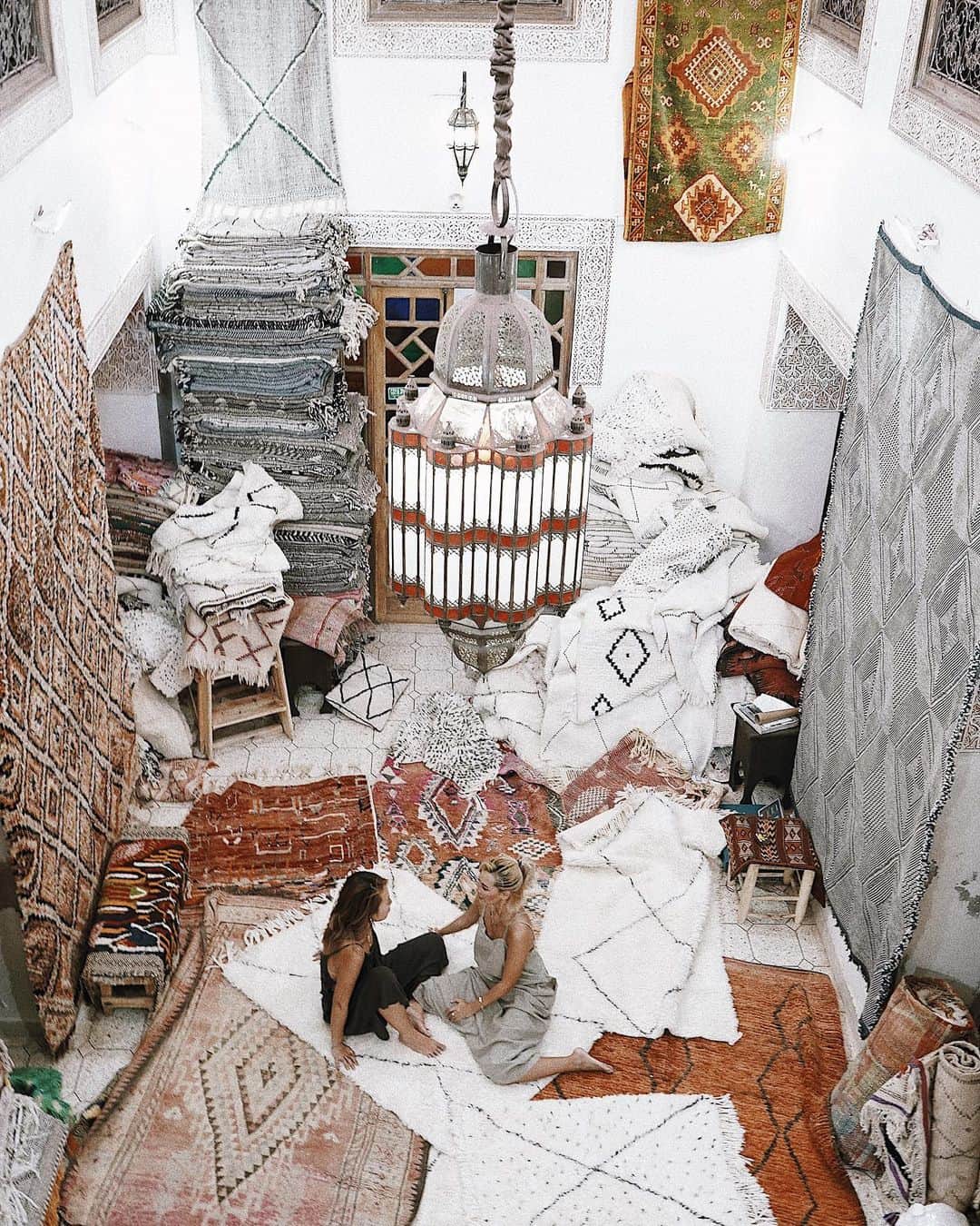 Manamiのインスタグラム：「Rug paradise in Marrakech @lahandira  Marrakechでおすすめのラグ屋さん🐑 私もFanFanも、ツアーのみんなもここでRugをget✌🏼💕 rugのお値段の質問いっぱいあったんだけど 物や大きさ、交渉次第で全っ然違うの😫 今回はお店用に2畳くらいのベニワレンと おうちに1畳くらいのベニワレンで$200🐑 いっぱい買った方が安くなる👌🏽 前に6畳くらいのベニワレンを買った時は 最初$1000って言われたけど交渉しまくって $350くらいにしてもらったかな🤔 100%ウールでhandmadeだよ！って言いながら フェイクで機械で作ってる安物も出回ってるらしいけど 正直どれがどれだか全然分からないから 触り心地いいやつがいいのかな🐏 ちなみにここのお店は偽物はないはず！ 日本に有料でshippingもしてくれるけど、 私は前回も今回も荷物の重さ調整して お預け荷物で持ち帰りました🧳」