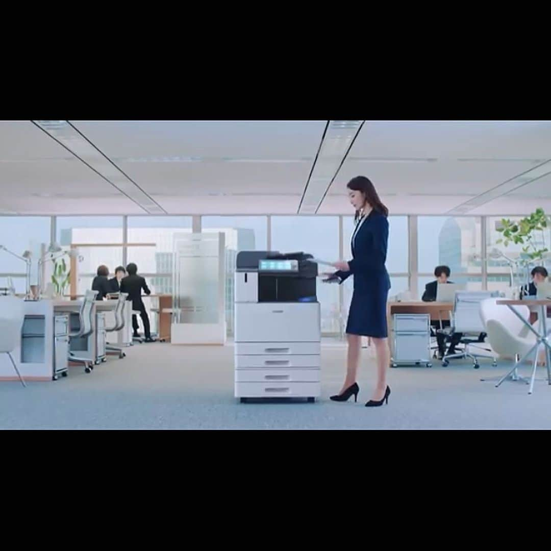 momonaさんのインスタグラム写真 - (momonaInstagram)「先日【FUJI XEROX】のCMに出演しました!  私は、理系女子役担当して、、実際も文系より理系です笑 それぞれ個性が強い会社員で面白いCMです！ ぜひ見てください^_^✨ 【YouTube】  https://m.youtube.com/watch?v=0DQvX3Fooio  #ApeosPort-VII #複雑な複合機 #富士ゼロックス #fujixerox」6月24日 12時50分 - momona0517