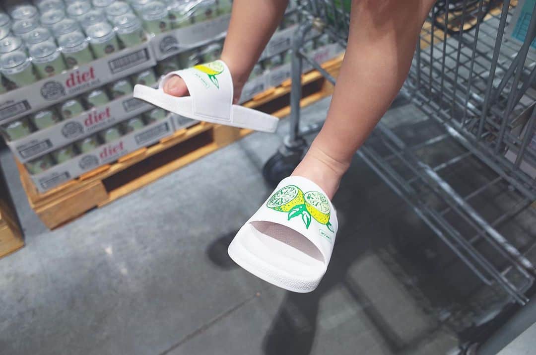 のインスタグラム：「巷で噂のNICK WHITE @nickwhitetokyo のシャワーサンダルはいてコストコ🛒 めちゃめちゃ可愛い🍋ギフトにもオススメ #nickwhite #showersandal」