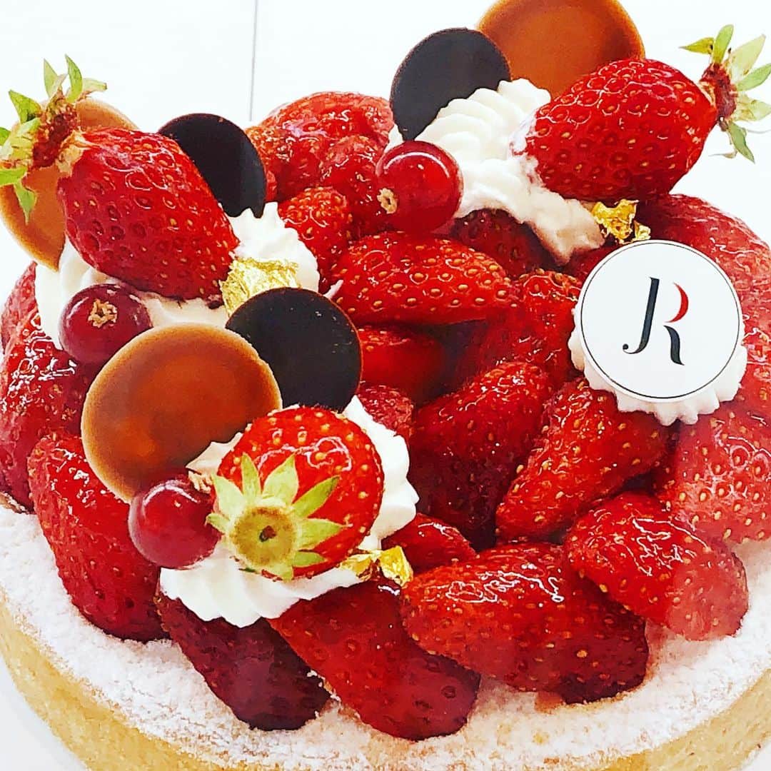 のインスタグラム：「🇯🇵🇫🇷パリ限定❗️「ジョエル ロブション・獺祭dassai 」  @tada_nakamura  中村 忠史 シェフのスイーツ(その1) ・ ・ 世界中にロブション氏のお店はありますが、日本酒「獺祭」とのコラボ店はパリだけ。パン・お食事もあり イートイン可能🍶 ・ ・ シェフのいちごトッピングセンスも大好き。ツヤツヤ艶やかなチョコレートケーキ。誘惑いっぱいです。笑 ・ ・ 焼き菓子やチョコもパリ限定🇫🇷買っちゃお〜❤️ ・ ・ #いちご#チョコレート#paris #joelrobuchon #獺祭#dassai #dassaijoelrobuchon #パリ限定#ありが糖運動 #里井真由美 #1級フードアナリスト里井真由美」