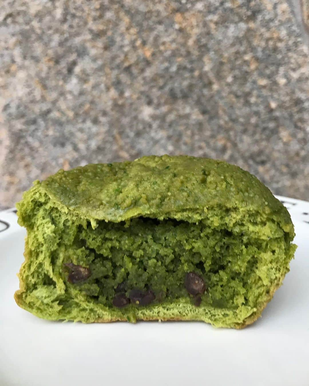 Li Tian の雑貨屋さんのインスタグラム写真 - (Li Tian の雑貨屋Instagram)「Spotted this new matcha bolo bun from Four Leaves Sg that came surprisingly stuffed with so much filling. Tasted very sweet and the crust had turned soggy but not a bad treat for the price of $1.50 • • • #sgeats #singapore #local #best #delicious #food #igsg #sgig #chocolate #exploresingapore #eat #sgfoodies #gourmet #yummy #yum #sgfood #foodsg  #burpple #exploresingapore #beautifulcuisines #bonappetit #instagood #matcha #抹茶 #bread」6月24日 12時50分 - dairyandcream