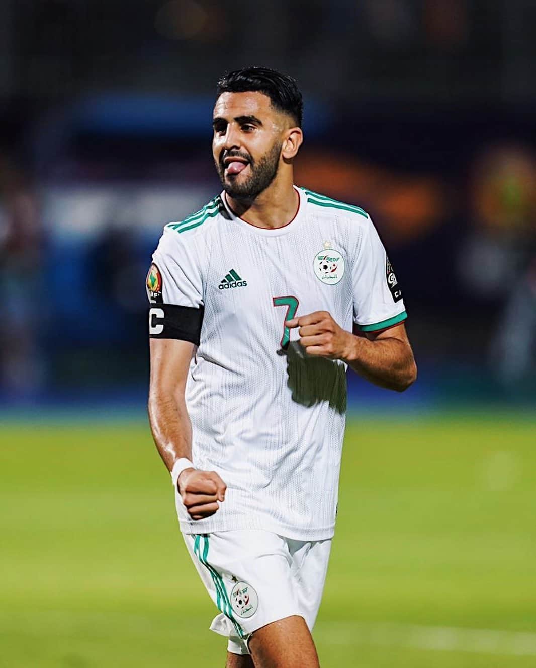 リヤド・マフレズのインスタグラム：「Bon début dans notre poule de la CAN 🙌🏼 . #alhamdoulilah #teamdz 🇩🇿🦊」