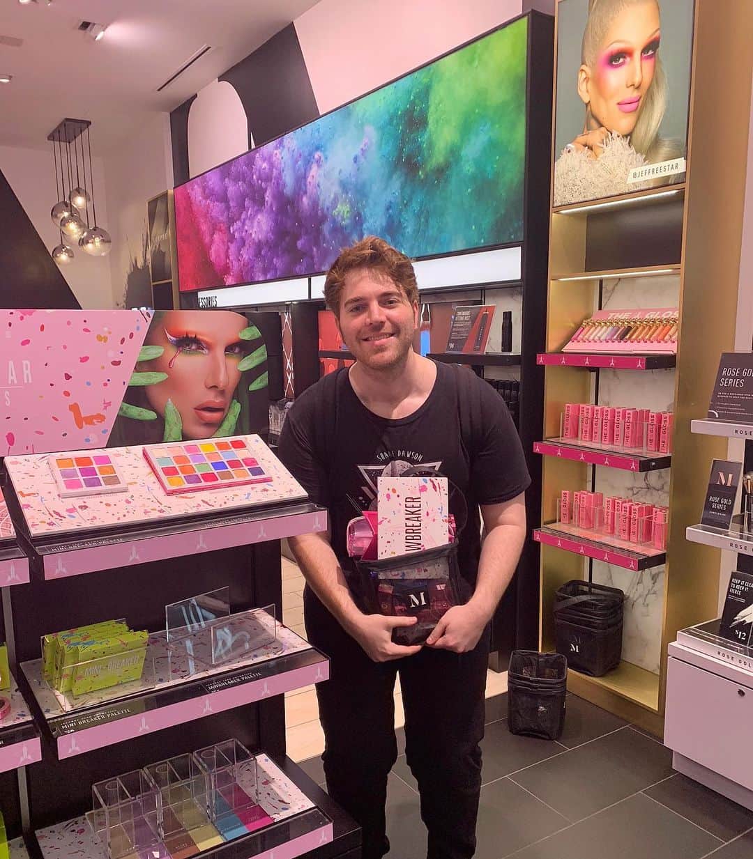 シェーン・ドーソンのインスタグラム：「I got to buy my friends makeup in a store today and i feel like a proud dad :,) ❤️🥳」