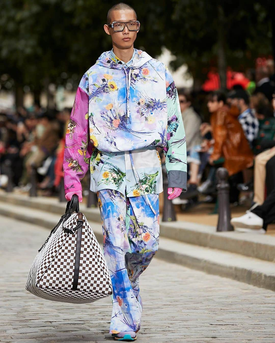 ルイ・ヴィトンさんのインスタグラム写真 - (ルイ・ヴィトンInstagram)「#LVMenSS20 A selection of looks from #VirgilAbloh’s latest #LouisVuitton Collection presented at the Place Dauphine in Paris. Watch the show at louisvuitton.com」6月24日 7時40分 - louisvuitton