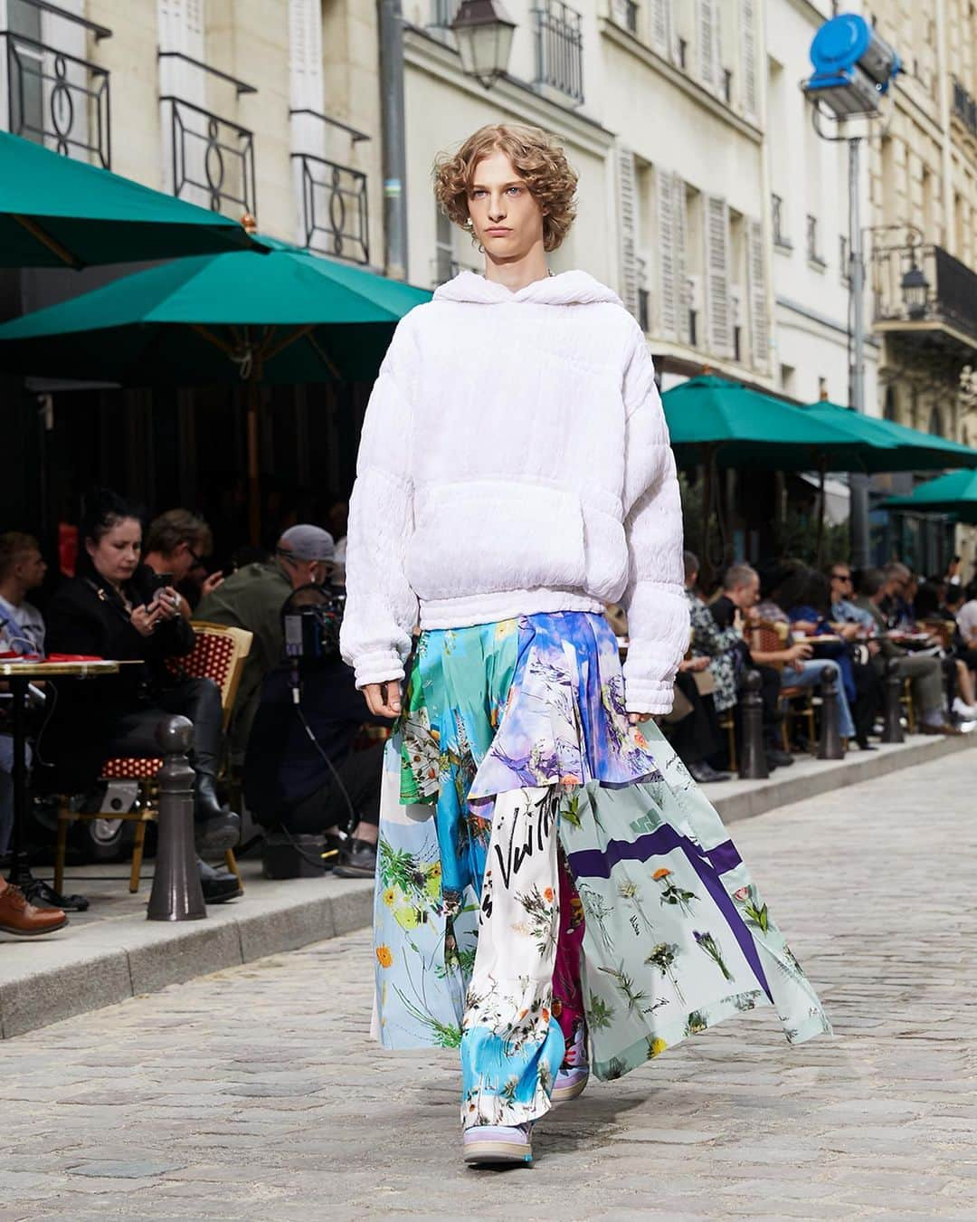 ルイ・ヴィトンさんのインスタグラム写真 - (ルイ・ヴィトンInstagram)「#LVMenSS20 A selection of looks from #VirgilAbloh’s latest #LouisVuitton Collection presented at the Place Dauphine in Paris. Watch the show at louisvuitton.com」6月24日 7時40分 - louisvuitton