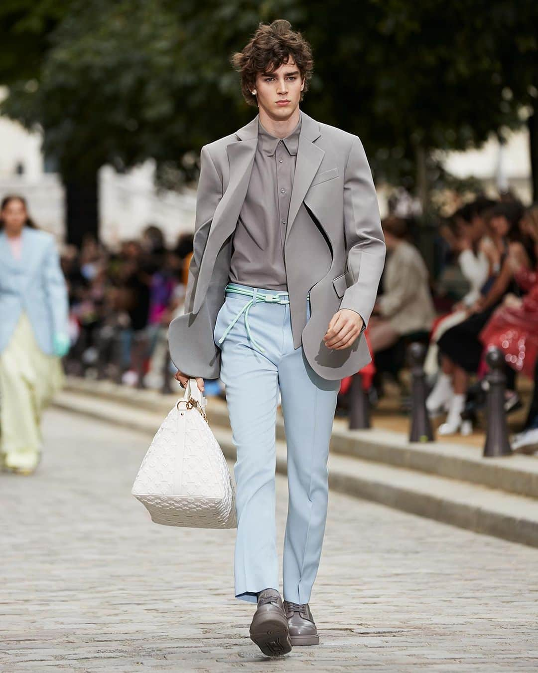 ルイ・ヴィトンさんのインスタグラム写真 - (ルイ・ヴィトンInstagram)「#LVMenSS20 A selection of looks from #VirgilAbloh’s latest #LouisVuitton Collection presented at the Place Dauphine in Paris. Watch the show at louisvuitton.com」6月24日 7時40分 - louisvuitton