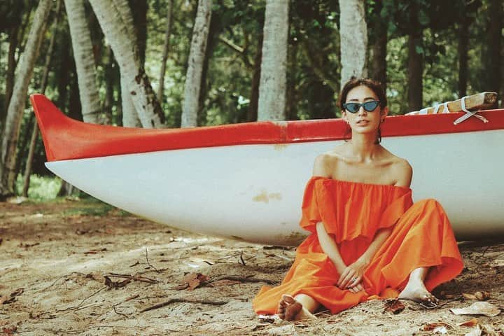 神山まりあさんのインスタグラム写真 - (神山まりあInstagram)「Sun-kissed dress☀️☀️ 洗えるから砂場に座っても安心😘  Picture by @sammy808  #sunkissed #love #dress #fashion #happy #mom #fun #hawaii #rope #もうすぐ発売」6月24日 7時42分 - mariakamiyama