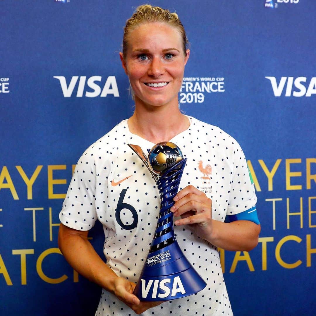 FIFAワールドカップさんのインスタグラム写真 - (FIFAワールドカップInstagram)「Félicitations à 🇫🇷 @amandine_henry ! The #PlayeroftheMatch presented by Visa for #FRABRA! #DareToShine #FIFAWWC」6月24日 7時43分 - fifaworldcup
