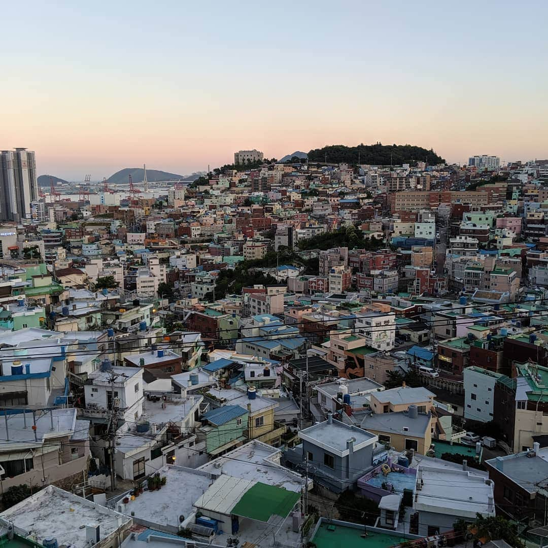 小椋ケンイチ(おぐねー)さんのインスタグラム写真 - (小椋ケンイチ(おぐねー)Instagram)「韓国には何十回も訪れているのに南の釜山には初めてです! 韓国で2番目の都市　釜山は日本で言う大阪な感じ(^^)僕たちにはわからないけど韓国語の訛りもめちゃめちゃあるみたいです笑 朝鮮半島の一番南に位置しているから気候もソウルより温かく 東京🗼からは2時間✈で着くけど 博多からはなんと45分✈❢❢😄 だから釜山にいる日本人の半数は福岡から来ている人達なんだってー。山があって海があってだからかなり地形がアップダウンしてて幻想的な景色が見れちゃいます!ロマンティックです❤ もちろんカップル💑のメッカになっていて 夜景を見ながらチキン＆ビール🍺を飲むのが今ブームだと😁 まずは1日目　釜山の情報を体験。 40件以上のおしゃれカフェが続くストリートで最新トッポギ（なんと生クリーム入り!!）を食べ、これがまるでイタリアン風に!!辛いんだけどまろやかさが出て これ日本でも流行るわね笑 さあ、どうして僕が釜山に来たかと言うと...(^^) 明日明らかに→続く #西面グルメ」6月24日 7時44分 - kenichi_ogura