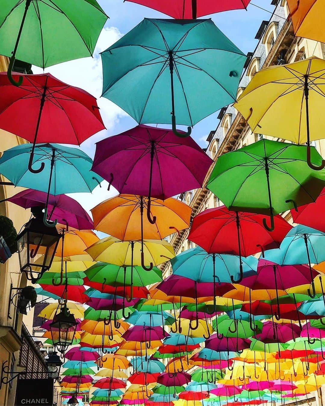 フランス大使館さんのインスタグラム写真 - (フランス大使館Instagram)「【📷 #日本人が見たフランス 】パリ中心部にあるハイブランドが軒を連ねるヴィラージュ・ロワイヤルという商業施設の傘のデコレーションです。うっとうしい梅雨の季節に、元気が出そうな写真ですね 🥰  @vivi40112 さん、ありがとうございました ☂✨ 📷 La France vue par les Japonais : Merci à @vivi40112 pour cette photo très colorée qui redonne du baume au cœur en cette saison des pluies. En photo, les parapluies installés au Village Royal à Paris !」6月24日 8時00分 - ambafrancejp