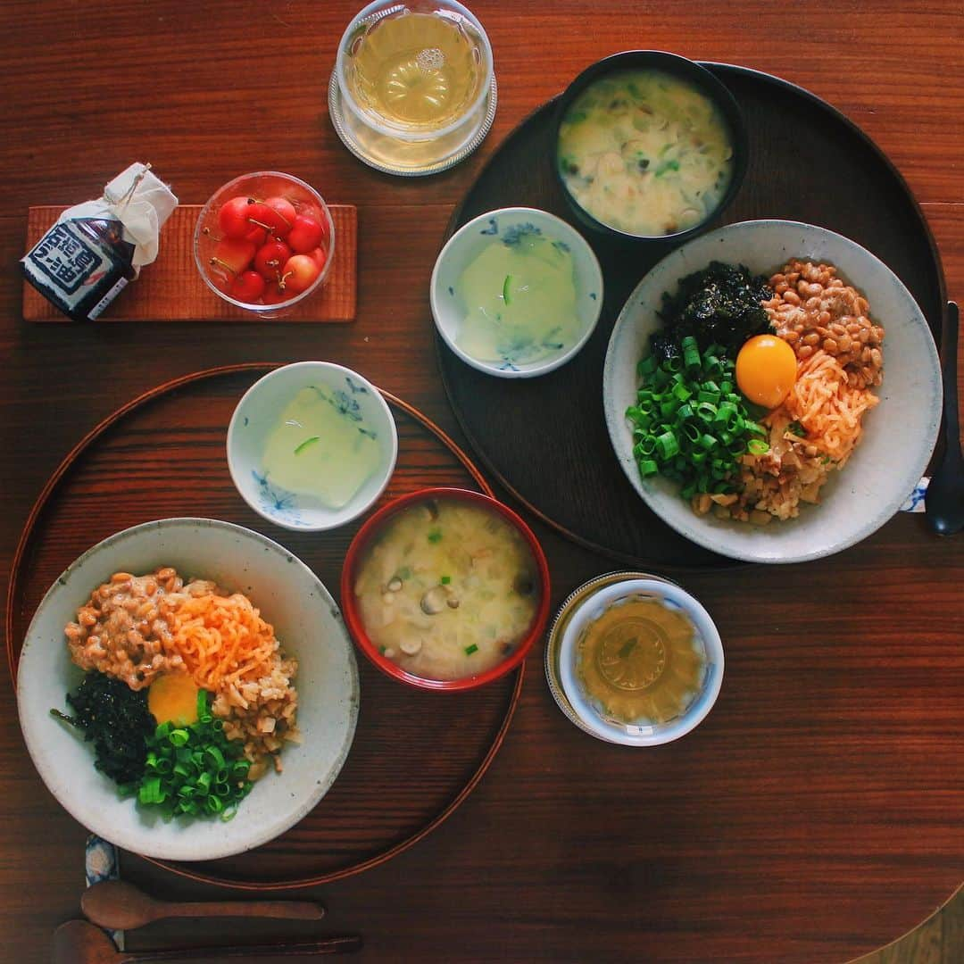 Kaori from Japanese Kitchenさんのインスタグラム写真 - (Kaori from Japanese KitchenInstagram)「2019.6.24 Mon 納豆でビビンバ風ごはん。 ＊＊＊ Good morning! Today’s Japanese breakfast:Korean Japanese fusion bibimbap, mushroom miso soup, citrus jerry, and Japanese cherries. ・ おはようございます。 なったまごはんにする予定のところ ナムルが冷蔵庫に残っていたので 韓国のりフレーク、刻んだいぶりがっこ ネギを一緒に盛り付けてビビンバ風に。 ベジビビンバって言うと洒落てますね。 めちゃくちゃ美味しかったです。 いぶりがっこ、そろそろ使い切らないと… わたしの分の卵黄が崩壊していたけど 具材にせき止められていました笑 薄目でお願いします。 ごちそうさまでした。 ・ 📝薬膳走り書きはお休みです📝 ・ 【おしながき】 ビビンバ風納豆ごはん みじん切りしたきのこの味噌汁 青ゆずのゼリー 石垣島ラー油 山形のさくらんぼ ・ 東京は雨です。湿度が高い日はなぜか朝は寝起きが辛いし寝坊しがち…毎日早起きってわけでもないんですけどね🤣頭痛といい、湿気に弱い自分。湿気とうまく付き合っていけたらなぁと思います。 足もと気をつけてくださいね☺︎ ・ #japanesefood #japanesecuisine #washoku #breakfast #おうちごはんlover #朝ごはん #おうちごはん #早餐 #아침밥 #ふたりごはん #薬膳 #うつわ #フーディーテーブル #和食器 #清岡幸道 #和食 #佐藤もも子 #japonais #ビビンバ #鳥山高史 #一汁一菜」6月24日 8時02分 - coco_kontasu