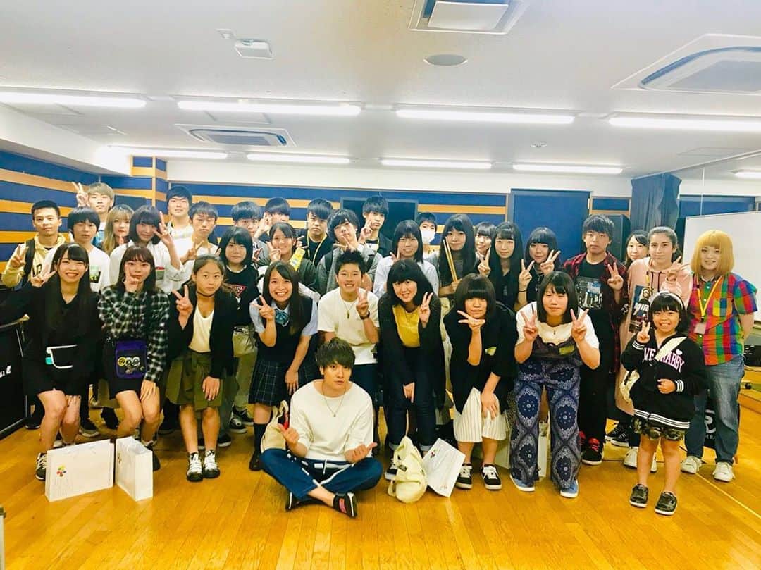 Tokyo School of Music&danceさんのインスタグラム写真 - (Tokyo School of Music&danceInstagram)「‪昨日6/23(日)、 オープンキャンパスにて ‪MY FIRST STORYのドラマー:Kid'z氏によるスペシャルセミナーを開催しました‼️😆🥁✨‬ . ‪3月に開催し、大好評につきアンコール開催となった今回。 前回に続き、沢山の方にお集まり頂き、本当にありがとうございました‼️🙏✨✨ . 皆さんのバンド活動や日々の練習に、今回のレッスンの内容もぜひ活かしていただけたらと思います🙆‍♂️🙆‍♀️ . 改めて、Kid'z先生、ご参加のみなさま、本当にありがとうございました😊 お疲れ様でした！🎵‬ . ○●○ ‪#TSM #東京スクールオブミュージックandダンス専門学校 #東京スクールオブミュージック #MYFIRSTSTORY #マイファス #drums #drummer #ドラム #ドラマー #オープンキャンパス #ミュージシャン #musician‬」6月24日 8時03分 - tsm_musicdance