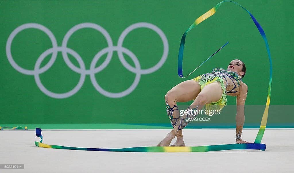 ナターリア・ガウジオのインスタグラム：「Olympic Day... Um sonho realizado!! 🔙😍✨🙏🏼🤸🏼‍♀️💪🏼🇧🇷❤️ #rhythmicgymnastics #love #dream #olympic #olympian #rio2016 #goals #cob #timebrasil」