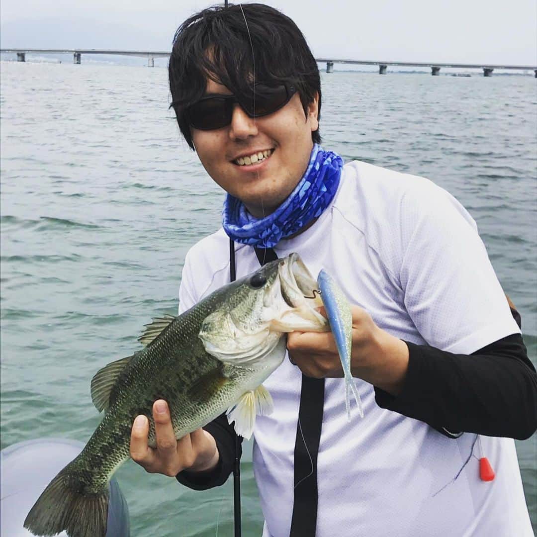 のインスタグラム：「昨日の琵琶湖。 朝から厳しく、今日はあかんかなって思ったけど、サカマタ8で48を上げてそこからノーシンカベローズギル3.8で2本。 坊主じゃなくて良かったです。 #アブガルシア#アブガルシアレボ#REVO#IB7#Black9#xグレイブ#グラハント #パワースペリオル#ベローズギル#ベロベロフィッシュ#サカマタ8インチ#サカマタさまさま」
