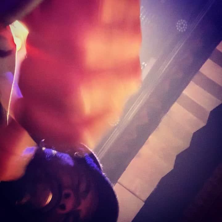 ヴィクター・ウッテンのインスタグラム：「Soundcheck with Bela Fleck and the Flecktones. What time signature?」