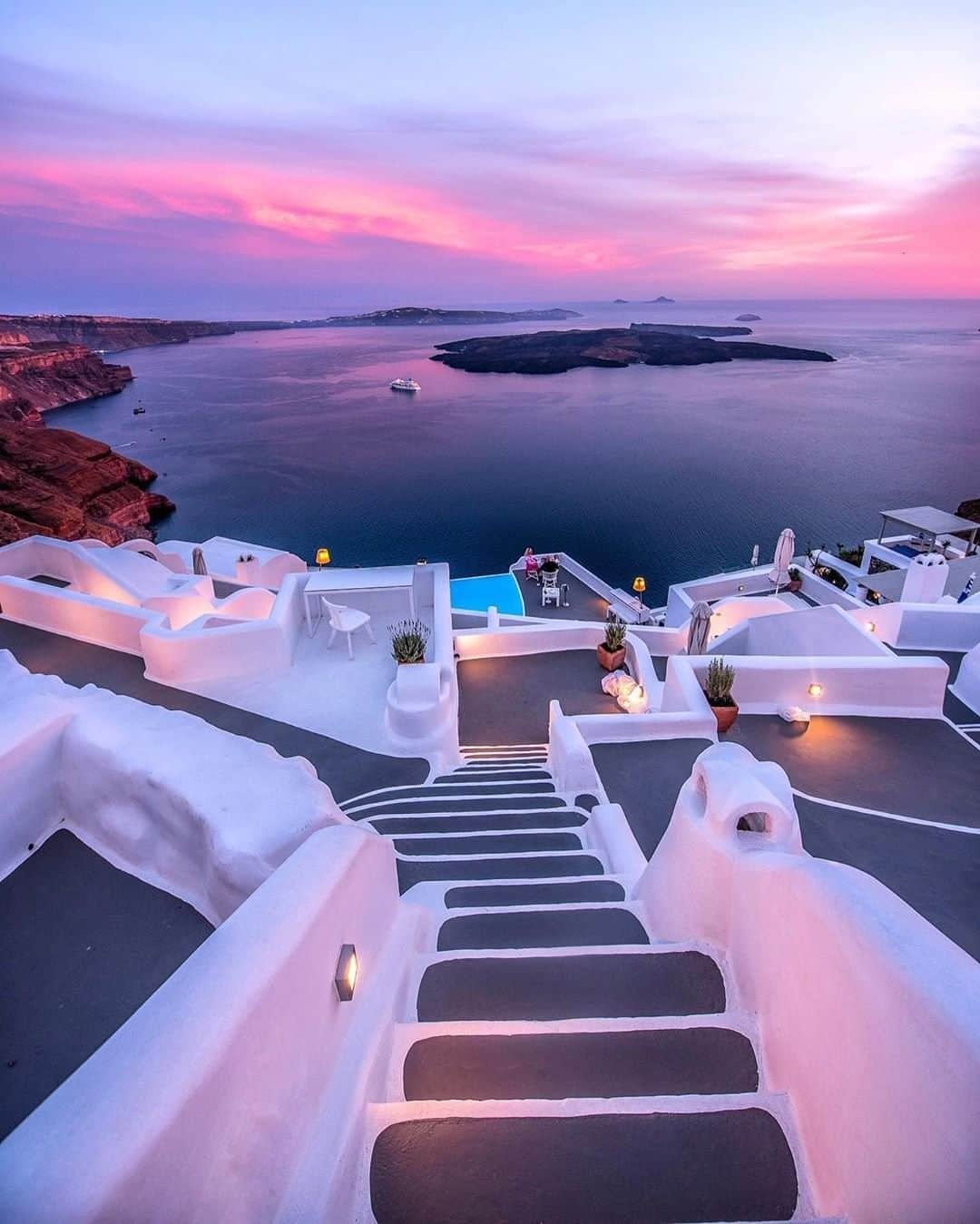 Travel + Leisureさんのインスタグラム写真 - (Travel + LeisureInstagram)「Cliffs covered in whitewashed and blue-domed buildings, black and red sand beaches, and a seemingly endless number of infinity pools with views of the cerulean Aegean Sea... see all the pictures proving Santorini is heaven on earth at our link in bio! 📷@cbezerraphotos」6月24日 8時20分 - travelandleisure