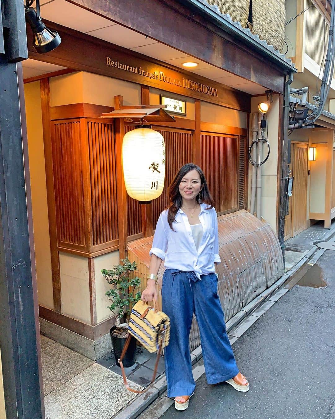 長嶺菜菜子のインスタグラム：「﻿﻿ ﻿﻿ おはようっすー！﻿ 6月最後の月曜日ヾ(*･∀︎･*)ﾉﾞ﻿ ﻿ ﻿ 今月で2019の半分が終わってしまう( '∀︎' )﻿ ﻿ ﻿ ﻿ そして私の﻿ この満面の笑みヾ(*･∀︎･*)ﾉﾞ﻿﻿ ﻿﻿ ﻿﻿ 最近涼しいから﻿﻿ シャツがちょーどよきよきヾ(*･∀︎･*)ﾉﾞ﻿﻿ ﻿﻿ ﻿﻿ このシャツH&M﻿﻿ なんならボトムスもH&M﻿﻿ ﻿﻿ さわやかな感じがよきよき(♡︎ˊ艸ˋ♡︎)﻿ ﻿﻿﻿ ﻿﻿ ﻿﻿ そしてなんと﻿﻿ 6月27日（木）に沖縄の浦添にがグランドオープンする「サンエー　PARCO CITY」の中に﻿﻿ ﻿﻿ 沖縄最大級となるH&Mがオープンするみたいʕ•͓͡•ʔ-̫͡-ʕ•̫͡•ʔ﻿﻿ ﻿﻿ ﻿﻿ 最大級ってどんだけデカイんだろか👈﻿﻿ ﻿﻿ ﻿﻿ 当日ゲストにりゅうちぇるが来る(⍢︎)﻿﻿ 生りゅうちぇる(⍢︎)﻿﻿ ﻿﻿ ﻿﻿ オープンして来店第1組目に﻿﻿ りゅうちぇるさんによるスタイリングサービス＆一式プレゼントがあるってー！﻿﻿ これは並んでいかないといけないな(⍢︎)﻿﻿ ﻿﻿ ﻿﻿ そしてそして﻿﻿ ▶︎100名様に2000円分のギフトカードプレゼント（当日限り有効）﻿﻿ ▶︎300名様にオリジナルトートバッグプレゼント﻿﻿ ﻿﻿ ﻿﻿ 2000円分ってでかいヾ(*･∀︎･*)ﾉﾞ﻿ 沖縄最大級のH&M楽しみヾ(*･∀︎･*)ﾉﾞ﻿﻿ ﻿﻿ ﻿﻿ ★------------------------------------------------☆﻿﻿﻿﻿ @hm﻿﻿ ﻿﻿ #沖縄人 #うちなんちゅ﻿﻿ #hmコーデ #ゆるコーデ﻿﻿ #夏コーデ #シャツコーデ﻿﻿ #h&m #hmopening #hm」