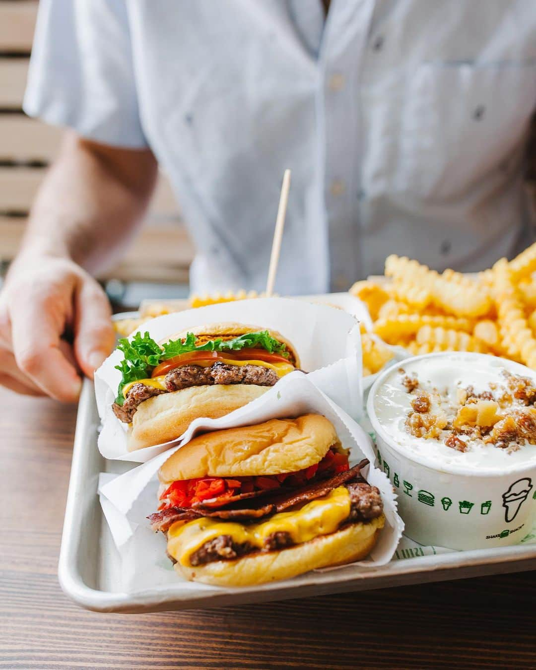 SHAKE SHACKさんのインスタグラム写真 - (SHAKE SHACKInstagram)「Steppin’ up to the tray. 🤤 #shakeshack」6月24日 8時23分 - shakeshack