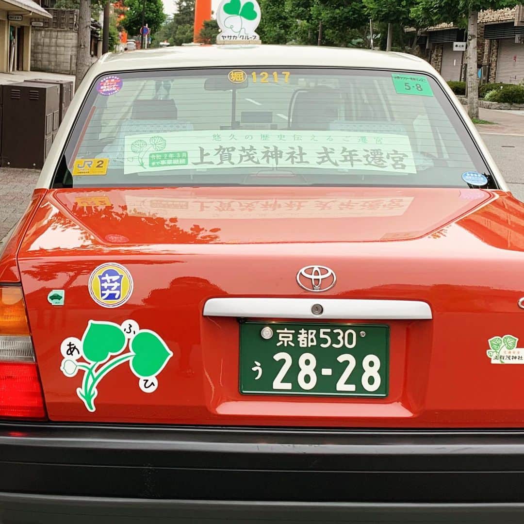 安珠さんのインスタグラム写真 - (安珠Instagram)「安珠写真展の会場は京都のパワースポット！﻿ 金と赤の糸で天井に万物の除災、清浄をもたらす五芒星の結界を結んでいます✨﻿ ﻿ ﻿ だからか京都に二台しかない双葉タクシーに三度目☺️﻿ ﻿ 安珠写真展「Invisible Kyoto―目に見えぬ平安京― 」〜6/30音楽:細野晴臣 ﻿﻿ ギャラリートーク6/28、28、30﻿ http://kyoto.wjr-isetan.co.jp/museum/exhibition_1907.html @ 美術館えきKyoto﻿﻿ ﻿﻿ 6/30まで。ぜひご来場ください🙏✨﻿﻿ #InvisibleKyoto #目に見えぬ平安京 #京都 #KYOTO #細野晴臣 美術館えきKYOTO #安珠写真展 #平安京 #anju #安珠写真家 #anjuphotographer」6月24日 8時26分 - anjuphotographer