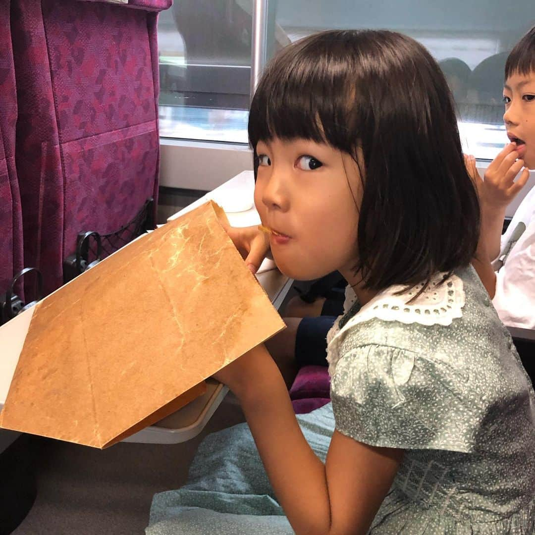 甘糟記子さんのインスタグラム写真 - (甘糟記子Instagram)「土曜日、朝からまたまたポテトチップスを揚げまして（笑）  それを持って電車で鎌倉へゴー！！ あいにくの雨な上、人がものすご〜く多いしついた早々ゲーと思いましたが（笑）、とりあえずべべへお願いしておいたブッラータとモッツァレラを取りに(๑˃̵ᴗ˂̵) ブッラータといえば、やはりべべのが1番美味しい！！ モッツァレラもやっぱりここのが好き(≧∀≦) タッパー持って来れば良かったー、といつも思うけど、荷物が多くて大抵忘れるよね（笑）  近くに新しくジェラート屋さんもできてたし、またべべのピザも食べに行く計画立てなくては！！ #ポテトチップス#手作り#鎌倉#ラッテリアべべ鎌倉 #ブッラータ#とにかく美味い#雨#japan #japanese#kamakura#息子殿姫#姫#息子殿」6月24日 8時27分 - norihey924