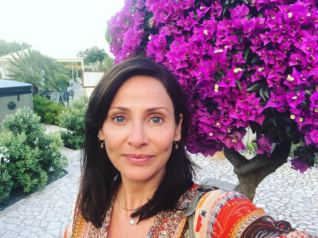 ナタリー・インブルーリアさんのインスタグラム写真 - (ナタリー・インブルーリアInstagram)「Finished up on my favourite island of #lipari visiting family and having my favourite pistachio granita!! I love these islands so much and am proud to be an ambassador for @aeolianpreservationfund so that it’s natural beauty can be protected 💙 #granita #aeolianislands #paradise #lipari #volcano #italy #alpescatore #family」6月24日 8時39分 - natalie_imbruglia