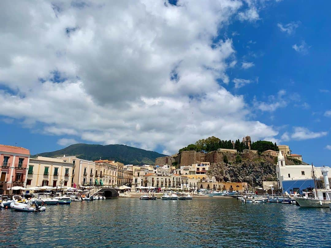 ナタリー・インブルーリアさんのインスタグラム写真 - (ナタリー・インブルーリアInstagram)「Finished up on my favourite island of #lipari visiting family and having my favourite pistachio granita!! I love these islands so much and am proud to be an ambassador for @aeolianpreservationfund so that it’s natural beauty can be protected 💙 #granita #aeolianislands #paradise #lipari #volcano #italy #alpescatore #family」6月24日 8時39分 - natalie_imbruglia