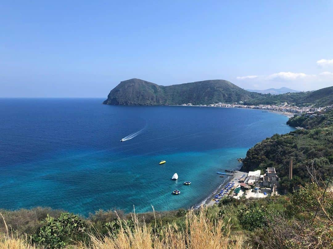 ナタリー・インブルーリアさんのインスタグラム写真 - (ナタリー・インブルーリアInstagram)「Finished up on my favourite island of #lipari visiting family and having my favourite pistachio granita!! I love these islands so much and am proud to be an ambassador for @aeolianpreservationfund so that it’s natural beauty can be protected 💙 #granita #aeolianislands #paradise #lipari #volcano #italy #alpescatore #family」6月24日 8時39分 - natalie_imbruglia