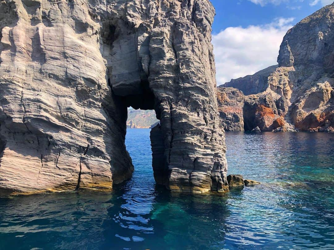 ナタリー・インブルーリアさんのインスタグラム写真 - (ナタリー・インブルーリアInstagram)「Finished up on my favourite island of #lipari visiting family and having my favourite pistachio granita!! I love these islands so much and am proud to be an ambassador for @aeolianpreservationfund so that it’s natural beauty can be protected 💙 #granita #aeolianislands #paradise #lipari #volcano #italy #alpescatore #family」6月24日 8時39分 - natalie_imbruglia