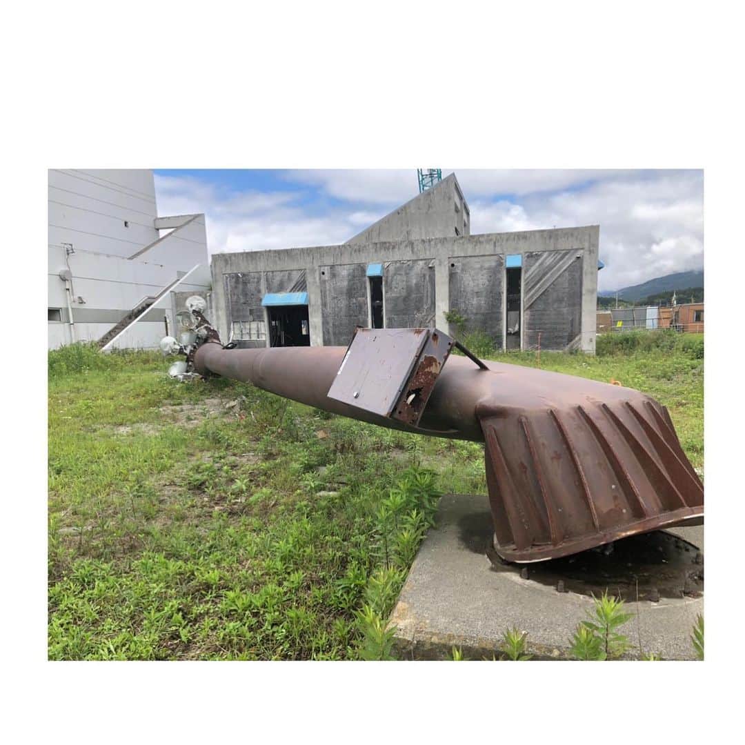 のインスタグラム：「2019.06.23 . 選手会×B.HOPE .  岩手県陸前高田市に行ってきました。 震災の記憶を伝えるために 『震災遺構』として残された建造物。 . こんなに太い鉄柱は根元から折れ 学校は屋上まで水に浸かり このエリア一帯はほぼ津波で流されました。 . この時、津波の予報は『3m』 親戚友人で亡くなった人が全くいないという人はいないそうです。 . この場でなにがあったのかをしっかりと目に焼き付け 津波の恐ろしさを伝えていくことが 今の僕たちにできることだと思いました。 . . #JBPA #JBPACHARITY  #気仙中学校 #タピック45」
