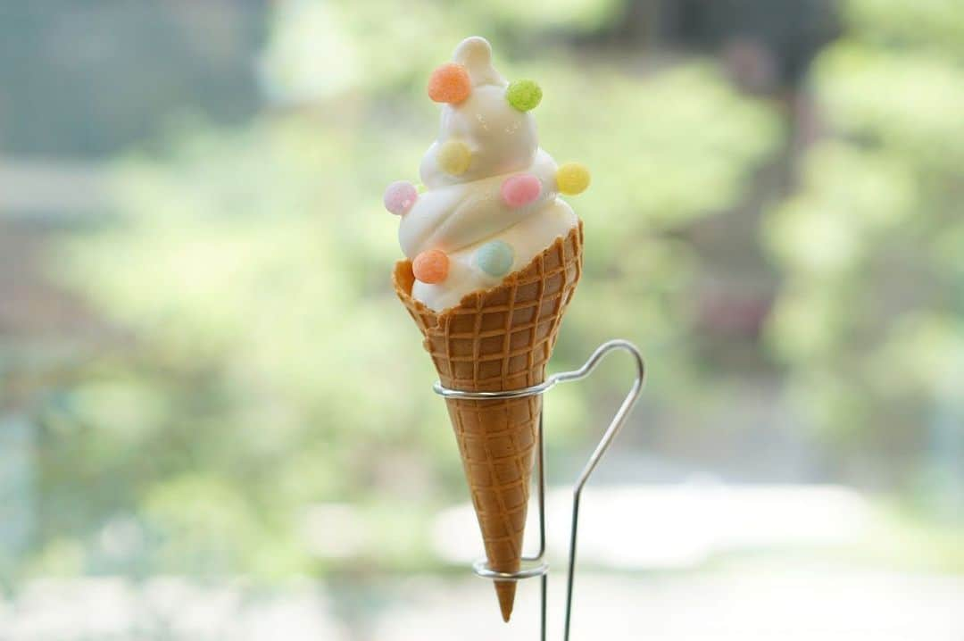 COISOF（コイソフ）のインスタグラム：「coiソフトミルク🍦✨ 濃厚なミルクソフトに香川県の伝統的な嫁入り菓子「おいり」をトッピング♡ カラフルなおいりは良縁に効くとされており、まさに恋に効くソフトクリームです💕  #カフェ #カフェ巡り #coisof #コイソフ #銀座 #おいり#おいりソフト#ソフトクリーム#ミルクソフト#tokyo  #アイスクリーム #スイーツ #恋が叶う #coiソフト #恋 #ginza #インスタ映え #love #coffee#softcream #cute #sweets #dessert #instafood #tokyo #ginza #photogenic #icecream #sweets #photography #cafe」