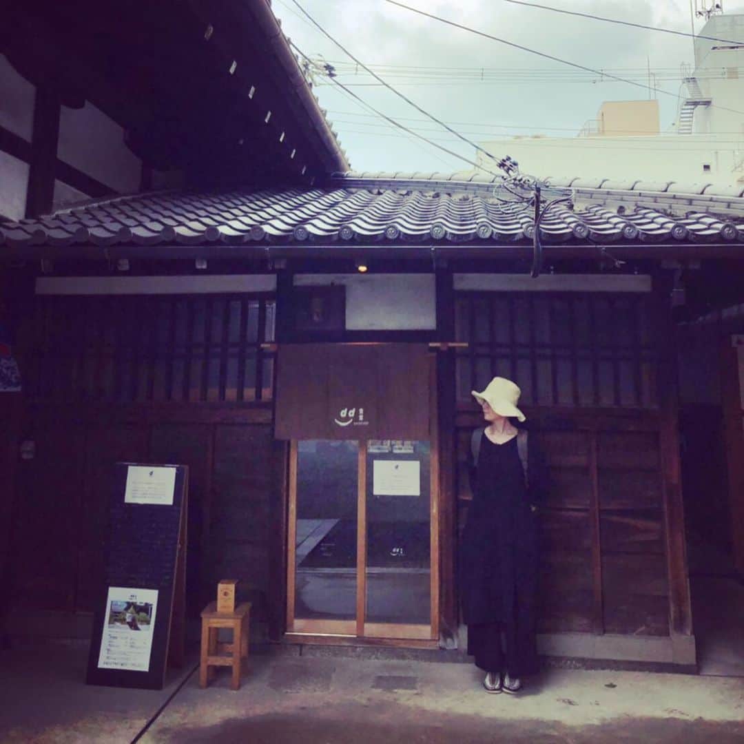 睦さんのインスタグラム写真 - (睦Instagram)「ふらっと入ってみた 佛光寺。  なんと、敷地内に D&DEPERTMENTの カフェと雑貨屋さんが😳  本堂にお参りした後、 お邪魔しました。  すると。  狐の嫁入り的な 天気雨が降り出して。  雨宿りしながらの お茶時間となりました。  かなり、 オススメです😊  #佛光寺  #bukkouji  #bukkouji_temple  #dd食堂  #カフェ  #cafe  #雑貨屋  #shop  #玄米茶  #蓬莱堂  #漬物  #暖簾  #京都  #kyoto  #歩く  #散歩  #walk  #お漬物  #また行きたい  #のんびり  #観光客  #狐の嫁入り  #天気雨  #lyricst  #作詞家  #ssw  #モデル  #model  #井上睦都実 #睦」6月24日 8時58分 - mutsumi1220